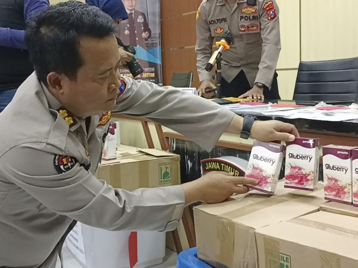 Produk susu yang disita polisi. (Foto: Rama Indra/jatimnow.com)