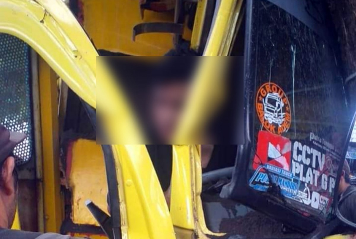 Truk tabrak pohon di Malang (Foto: Ojo for jatimnow.com)