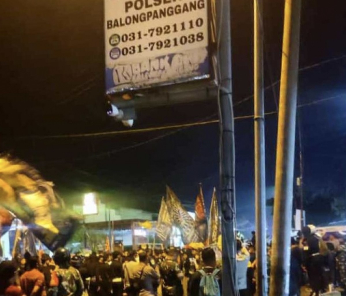 Massa pesilat geruduk Polsek Balongpanggang Gresik (Foto: Tangkapan Layar video amatir warga)