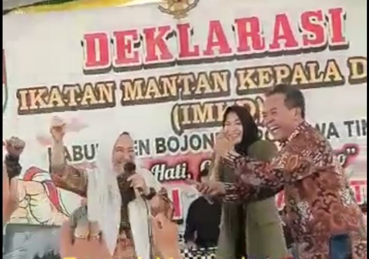 Tangkap layar momen keakraban saat Bupati Anna disawer anggota DPRD Jatim Budiono. (Foto: Misbahul Munir/jatimnow.com)