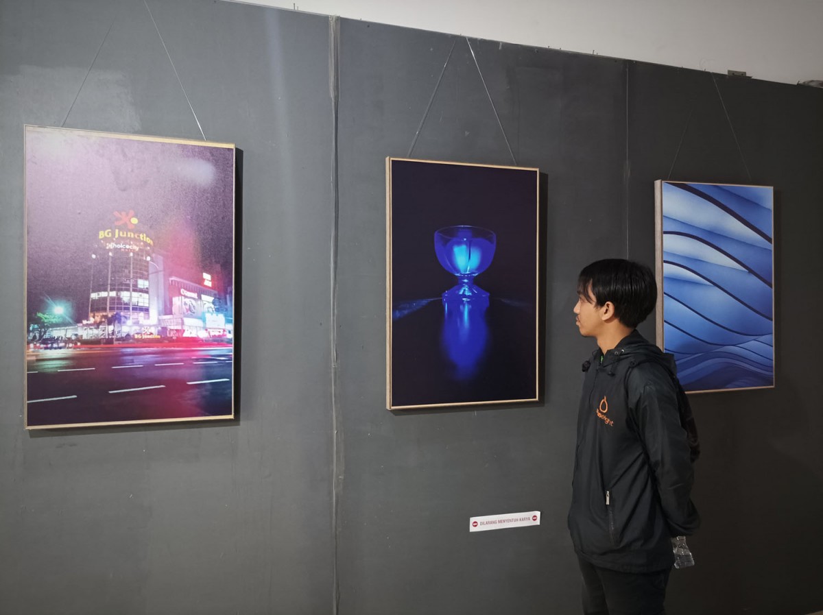 Seorang pengunjung sedang menikmati karya pameran seni rupa Memori Bahagia Bagian Kedua Sanggar Daun (Foto: Sahlul Fahmi/jatimnnow.com)