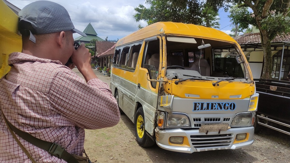 Isuzu ELF nopol M 1824 NH yang terguling dekat Hotel Cottage Kalibaru Banyuwangi. (Foto: Eko Purwanto/jatimnow.com)