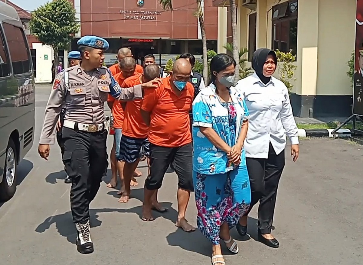 Para tersangka kasus perdagangan orang digiring ke Mapolres Pasuruan. (Foto: Moch. Rois/jatimnow.com)