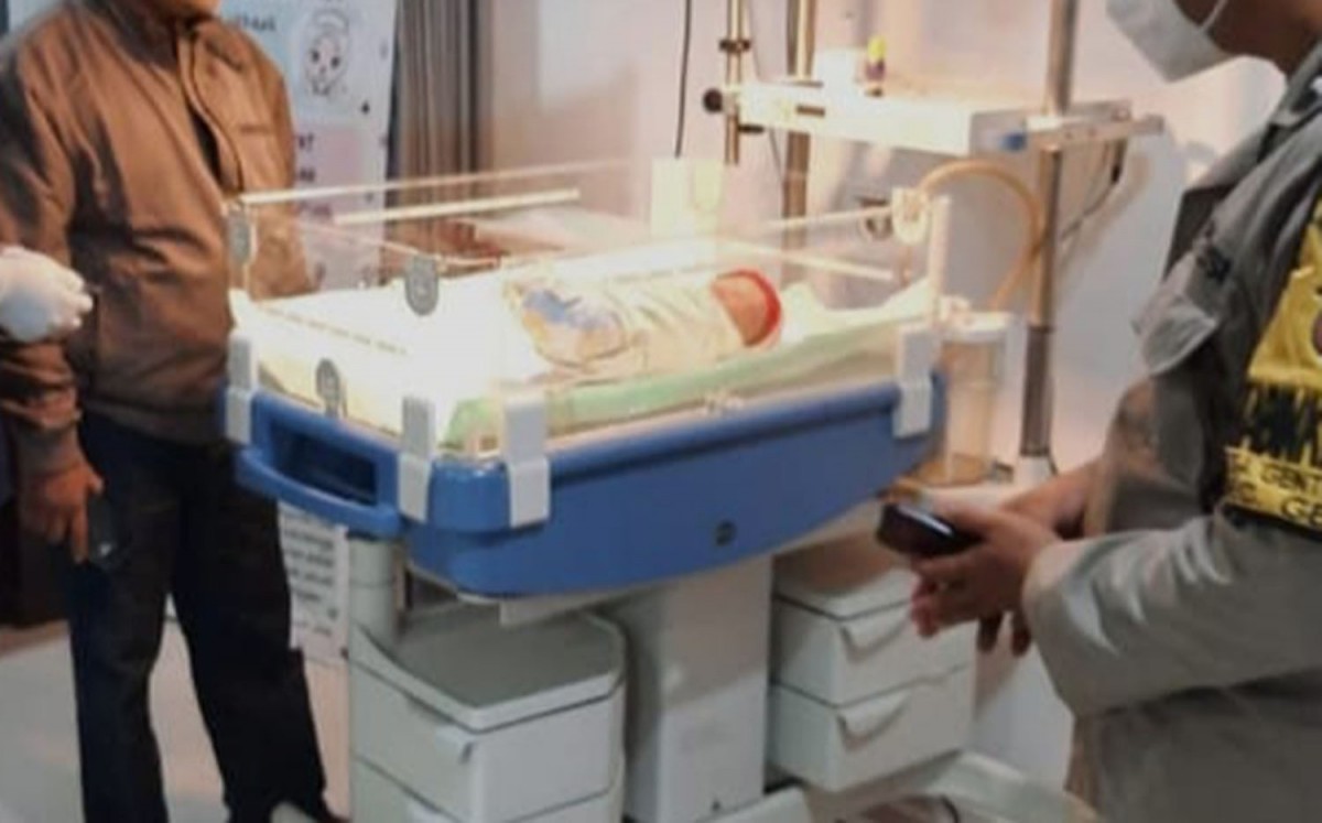 Bayi dalam Kardus Ditemukan di Teras Rumah Warga Genteng