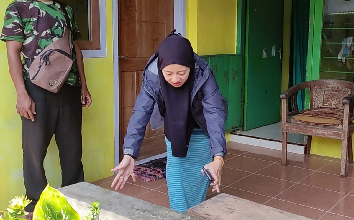 Felcita, menunjukkan lokasi bayi dalam kardus ditemukan (Foto: Eko Purwanto/jatimnow.com)