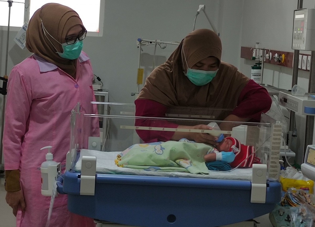 Kondisi terkini bayi yang ditemukan di teras rumah warga di rumah ICU RSUD Genteng. (Foto: Eko Purwanto/jatimnow.com)