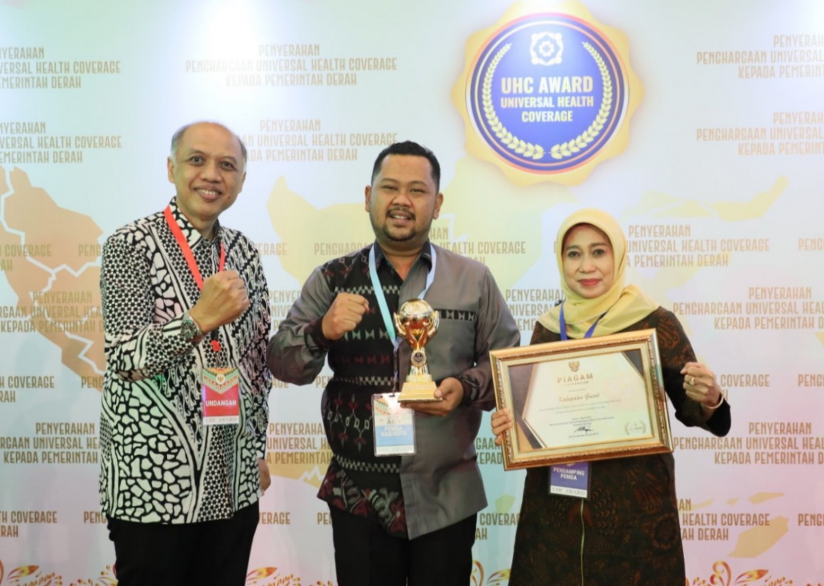 Bupati Gresik Fandi Akhmad Yani (tengah) saat menerima penghargaan (Foto: Humas Pemkab Gresik)