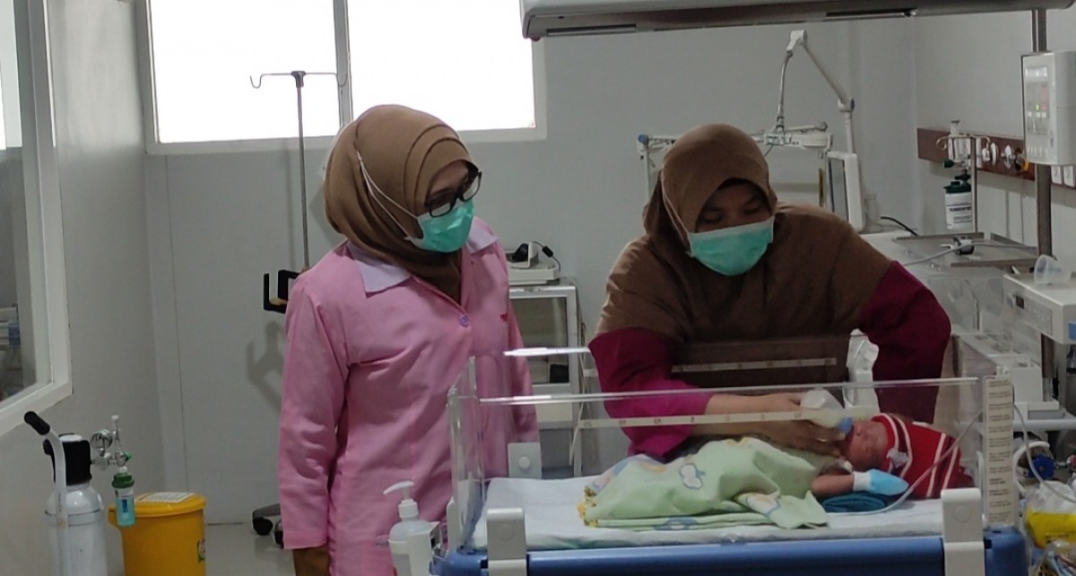 Bayi yang dibuang di teras saat dirawat di ruang MICU RSUD Genteng. (Foto: Eko Purwanto/jatimnow.com)