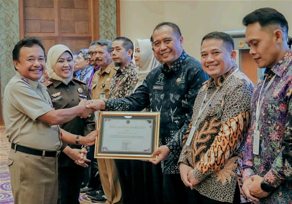 Sekda Kabupaten Gresik Achmad Washil Miftachul Rachman (kanan) saat menerima penghargaan (Foto: Humas Pemkab Gresik)