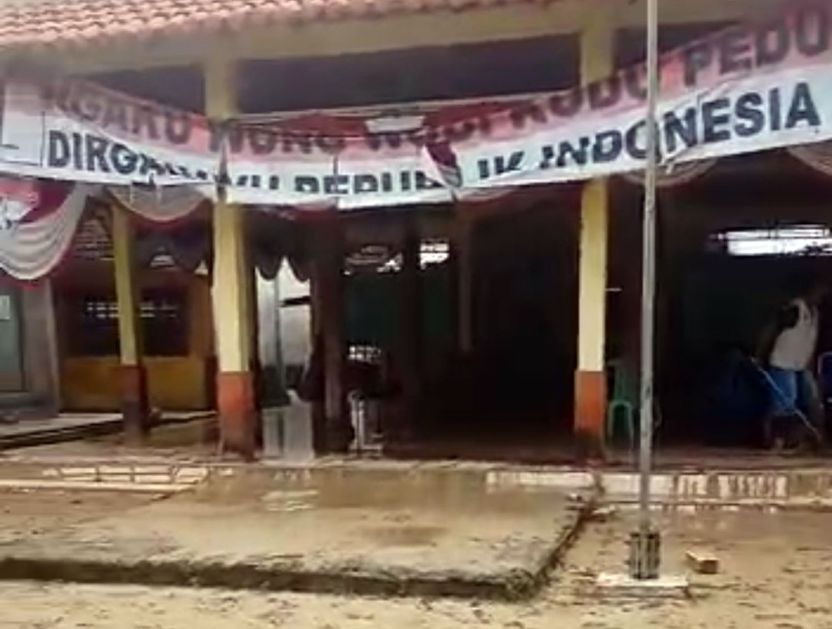 Lumpur akibat banjir bandang di Wudi, Sambeng, Lamongan (Foto: Camat Sambeng for jatimnow.com)