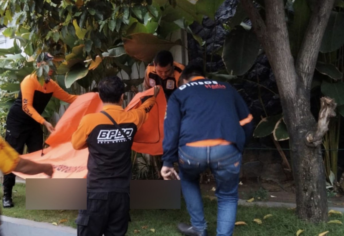 Evakuasi mayat pria misterius (Foto: BPBD Surabaya for jatimnow.com)