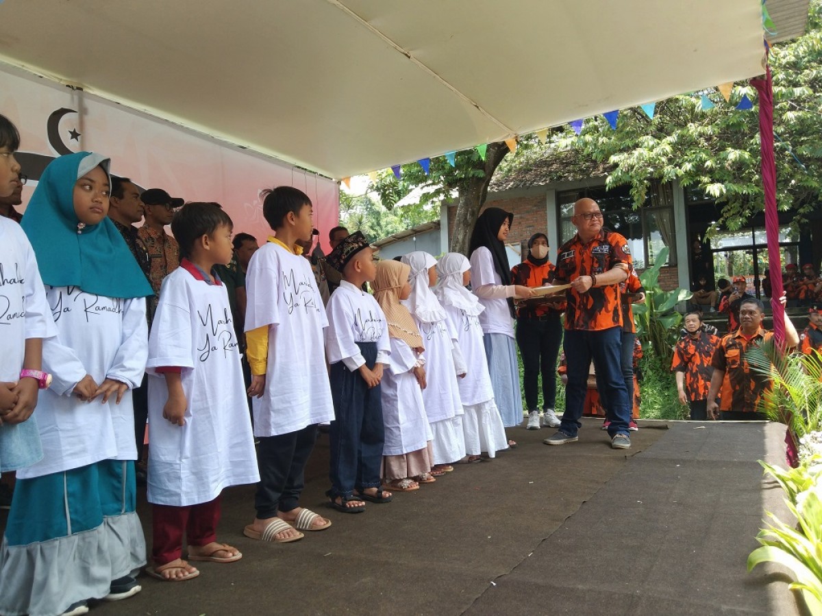 Ketua MPC PP Kota Batu, Endro Wahyu Wijoyono secara simbolis memberikan santunan. (Foto: Galih Rakasiwi/jatimnow.com)