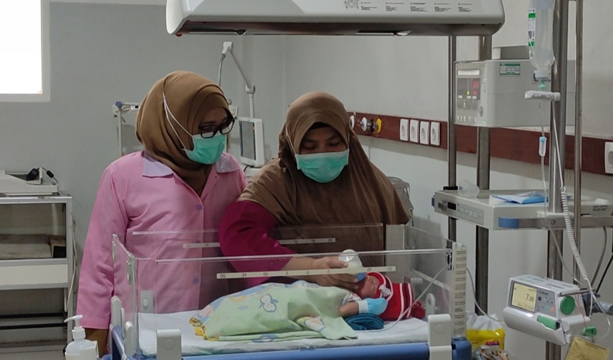 Kondisi bayi saat dirawat di ruang MICU RSUD Genteng (Foto: Eko Purwanto/jatimnow.com)