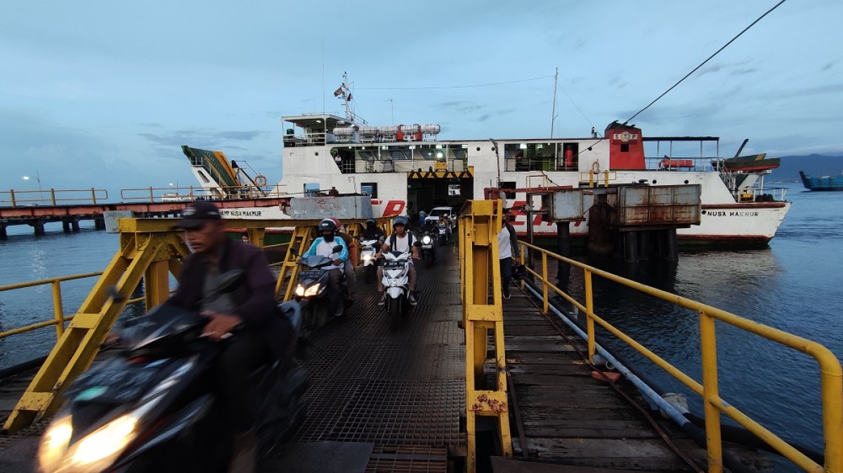 Pantauan aktivitas Pelabuhan ASDP Banyuwangi pada Senin (20/03/2023) sore kemarin. (Foto: Eko Purwanto/jatimnow.com)
