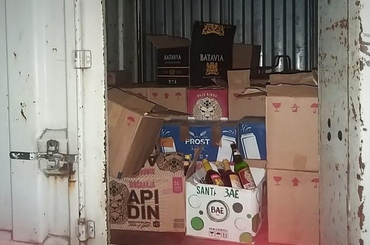 Ratusan Dus Miras Disita dalam Operasi Pekat Semeru 2023 di Gresik