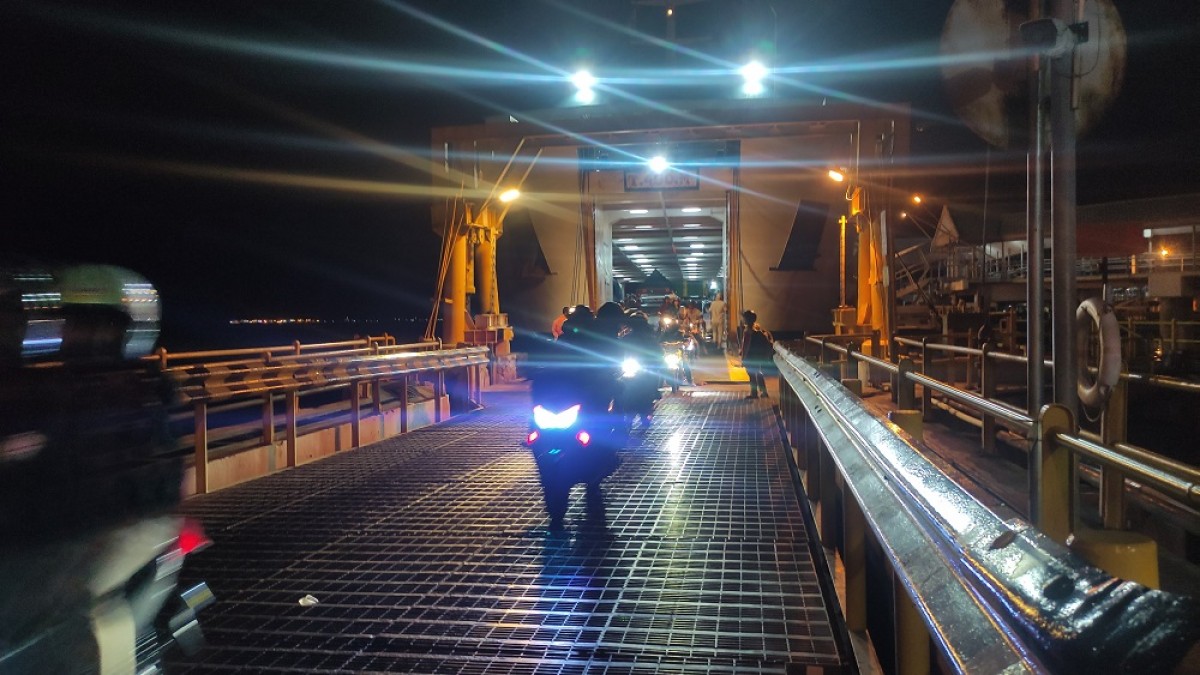 Kedatangan kendaraan saat turun dari kapal di Pelabuhan ASDP Ketapang Banyuwangi. (Foto: Eko Purwanto/jatimnow.com)