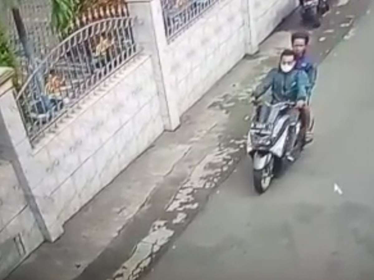 Kedua pelaku saat beraksi dan tertangkap kamera CCTV. (Foto: tangkapan layar)