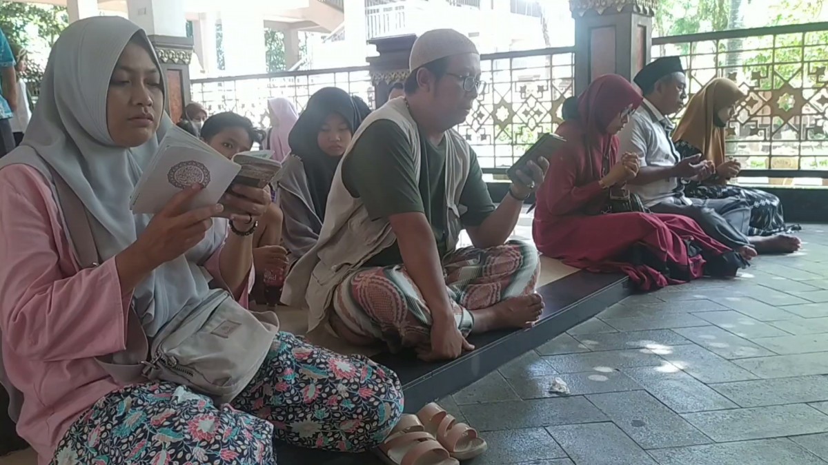 Peziarah di makam Gus Dur yang ada di kompleks pemakaman Pondok Pesantren Tebuireng Jombang. (Foto: Elok Aprianto/jatimnow.com)