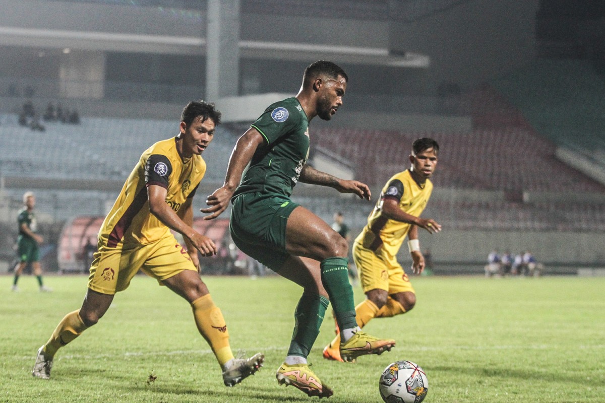 Paulo Victor dalam pertandingan melawan Persikabo 1973 di Stadion Gelora Joko Samudro Gresik (Foto: Sahlul Fahmi/jatimnow.com)