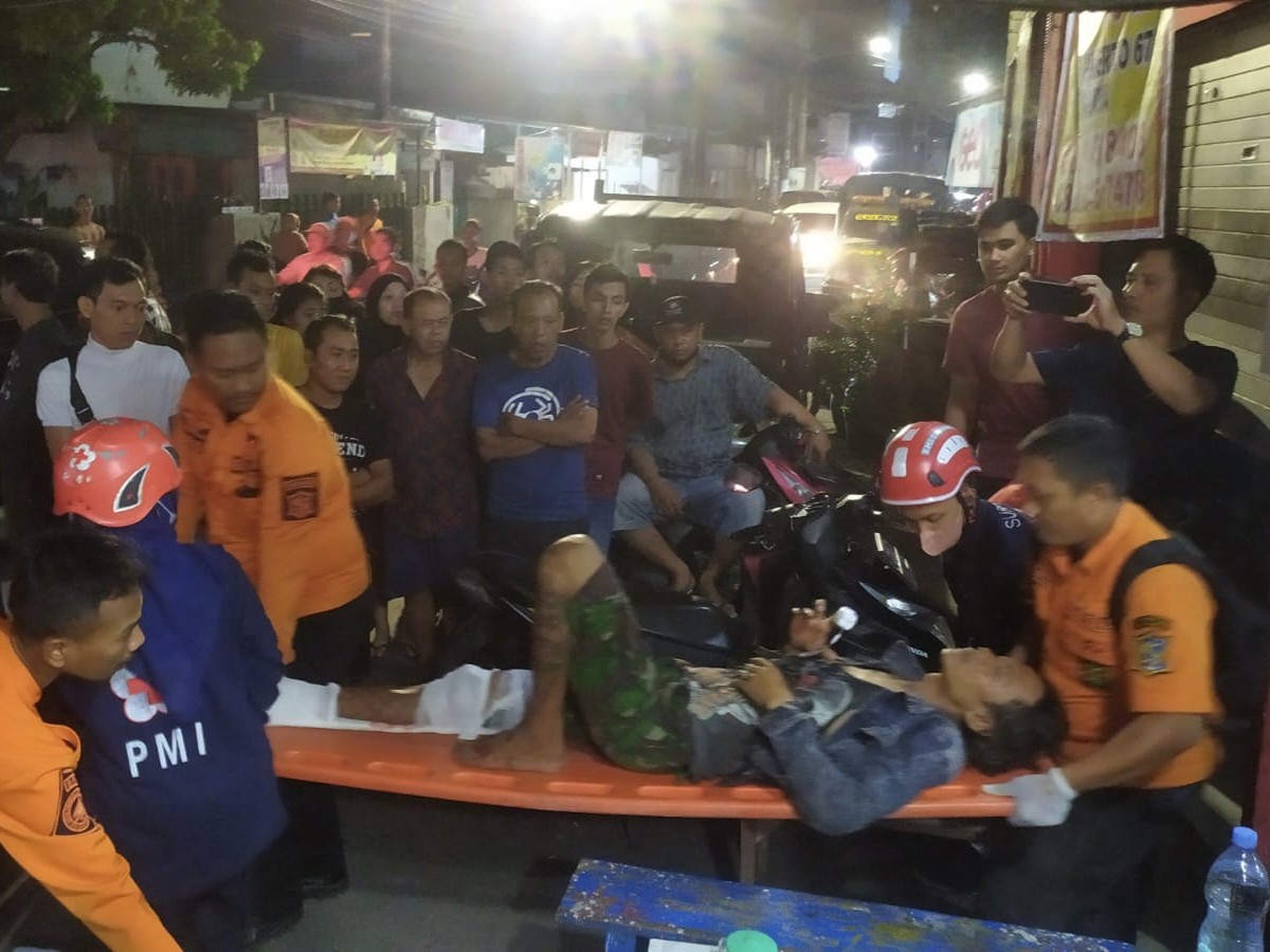 Korban saat mendapatkan pertolongan (Foto: Polsek Wonocolo for jatimnow.com)