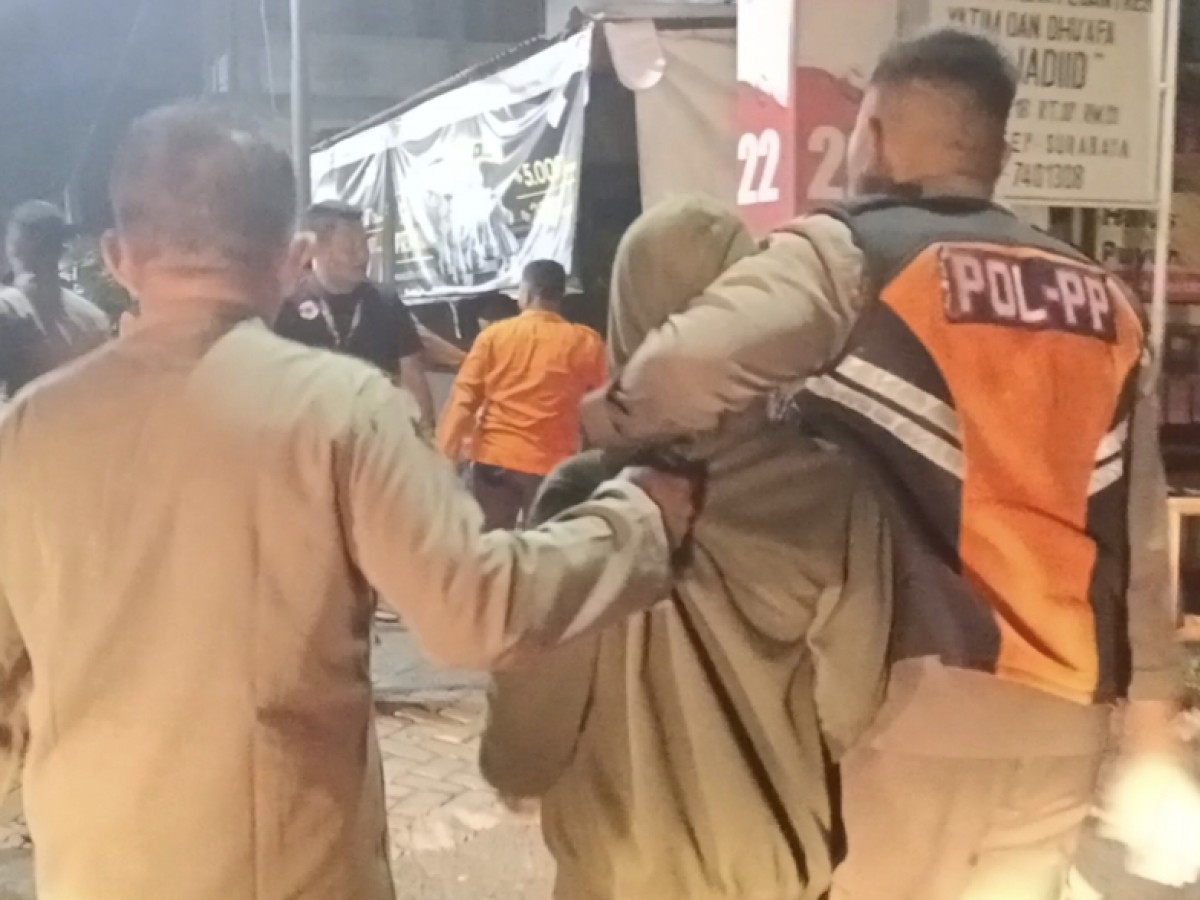 Petugas mengamankan remaja yang terlibat tawuran. (Foto: Rama Indra/jatimnow.com)