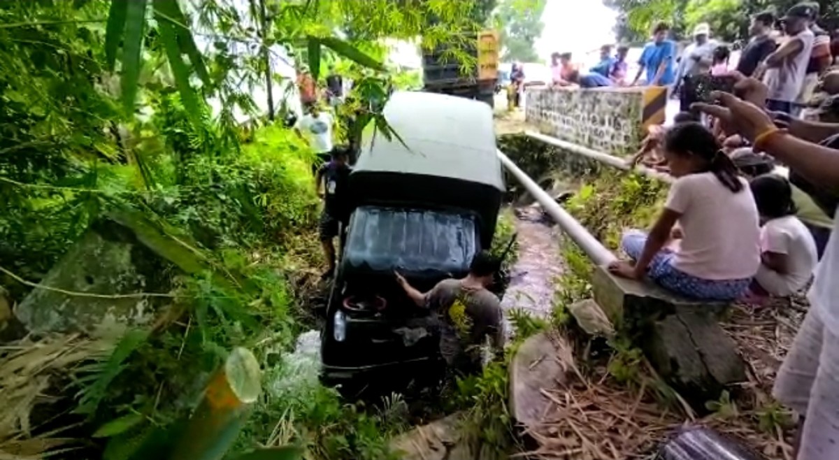 Warga berusaha mengevakuasi pikap yang terperosok ke dalam sungai. (Foto: Eko Purwanto/jatimnow.com)