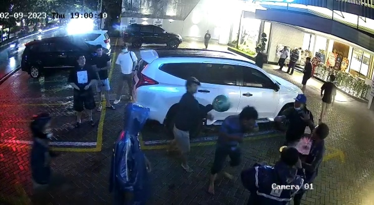 Tangkapan layar penganiayaan di lokasi kejadian (Foto: Satreskrim Polrestabes Surabaya)