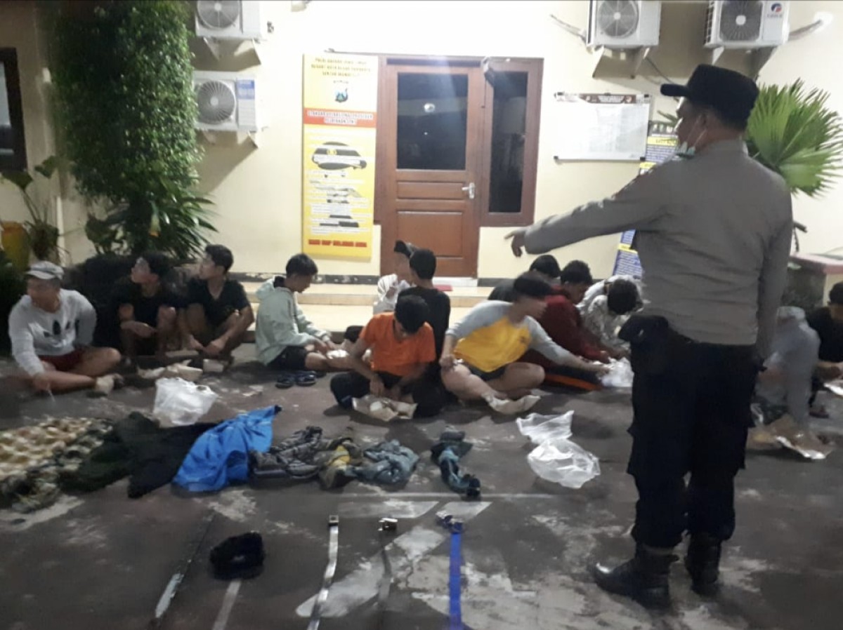 Remaja yang hendak perang sarung diamankan polisi. (Foto: Polsek Wonocolo for jatimnow.com)