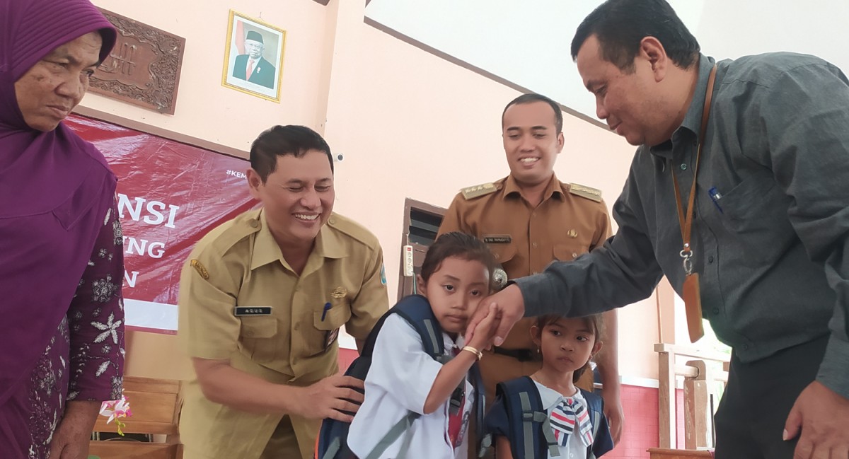 Kepala Sentra Terpadu Kartini di Temanggung, Iyan Kusmadiana saat menyalurkan bantuan di Pendopo Sambeng, Lamongan (Foto: Adyad Ammy Iffansah/jatimnow.com)