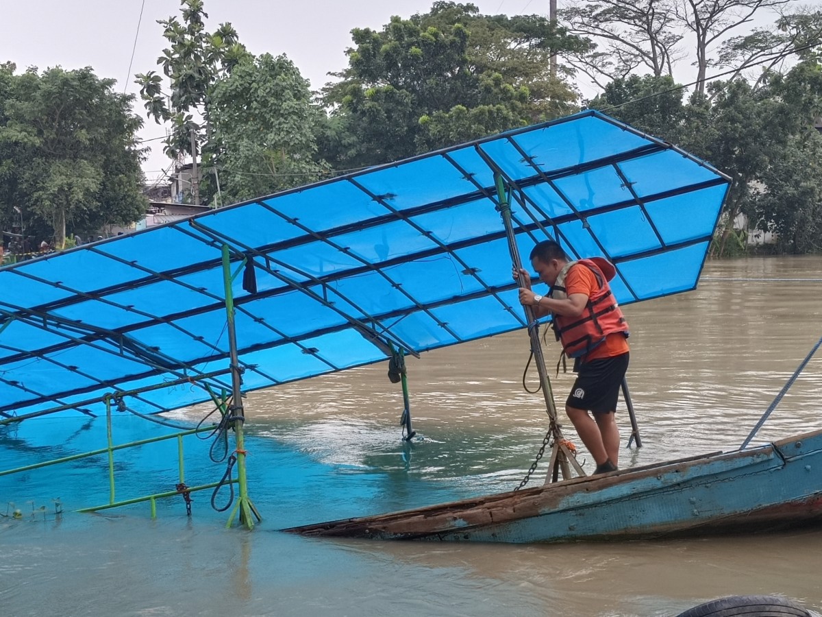 Bangkai perahu tambang terbalik di Surabaya. (Foto: Rama Indra/jatimnow.com)