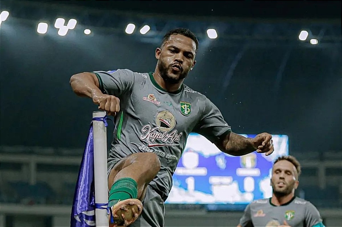 Foto: Paulo Victor melakukan selebrasi usai bobol gawang PSIS (Foto: Instagram 0fficial Persebaya)