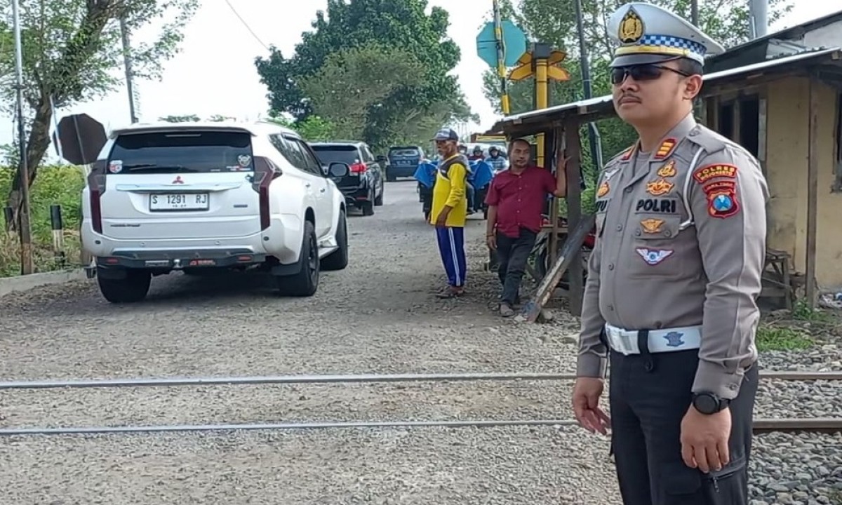 Kasat Lantas Polres Mojokerto AKP Bayu Agustyan saat meninjau titik rawan kecelakaan perlintasan kereta api tanpa palang. (Foto: Assegaf for jatimnow.com)