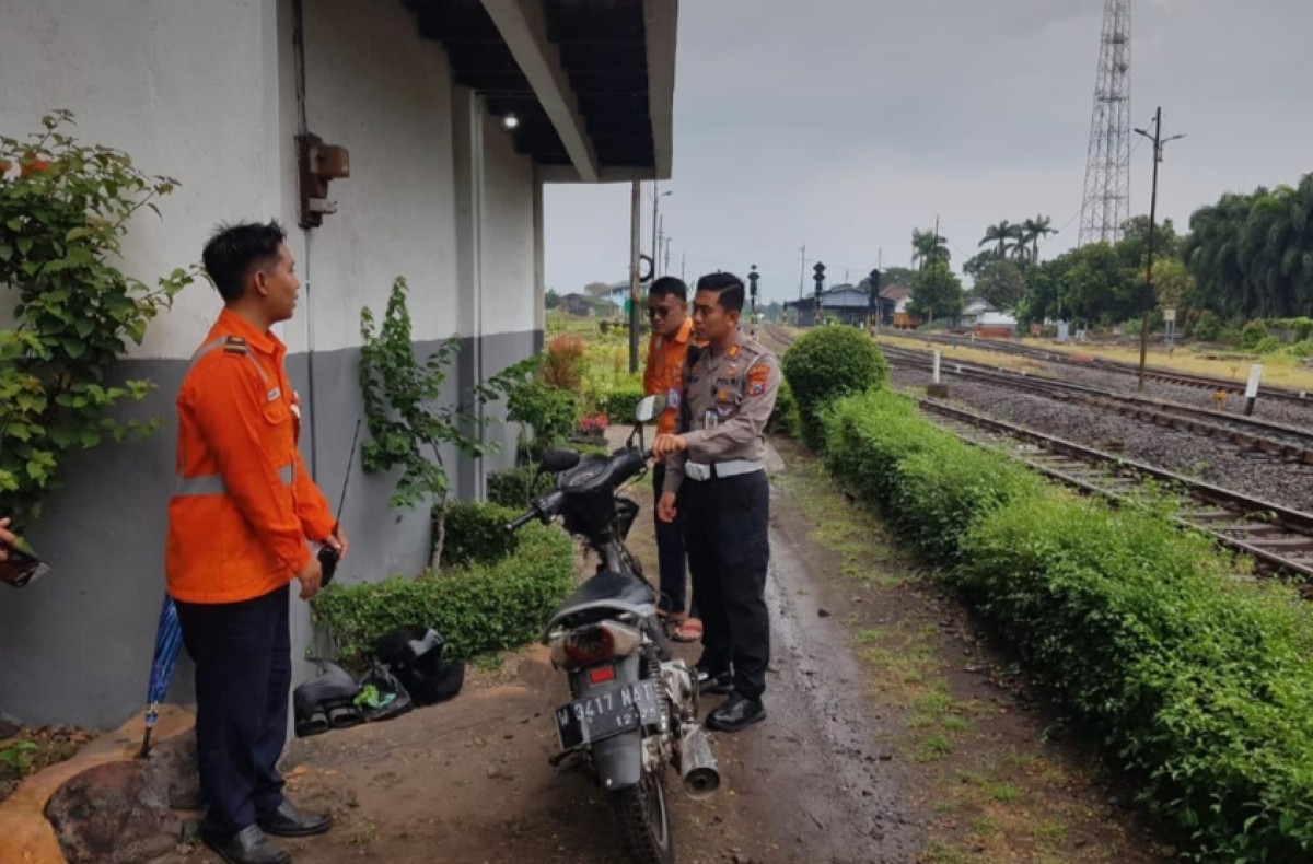 Motor korban setelah tersambar kerete komuter. (Foto: Moch Rois/jatimnow.com)