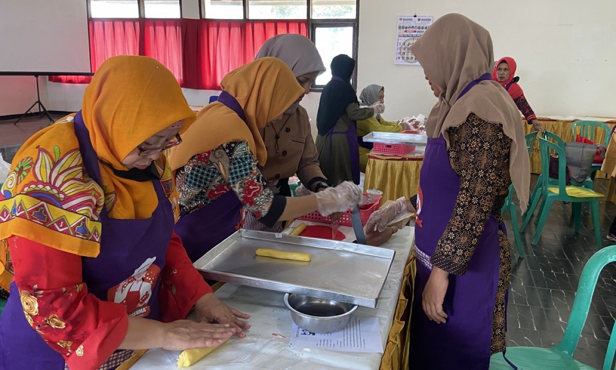 Emak-emak di Ponorogo dilatih membuat kue kering. (Foto: Ahmad Fauzani/jatimnow.com)