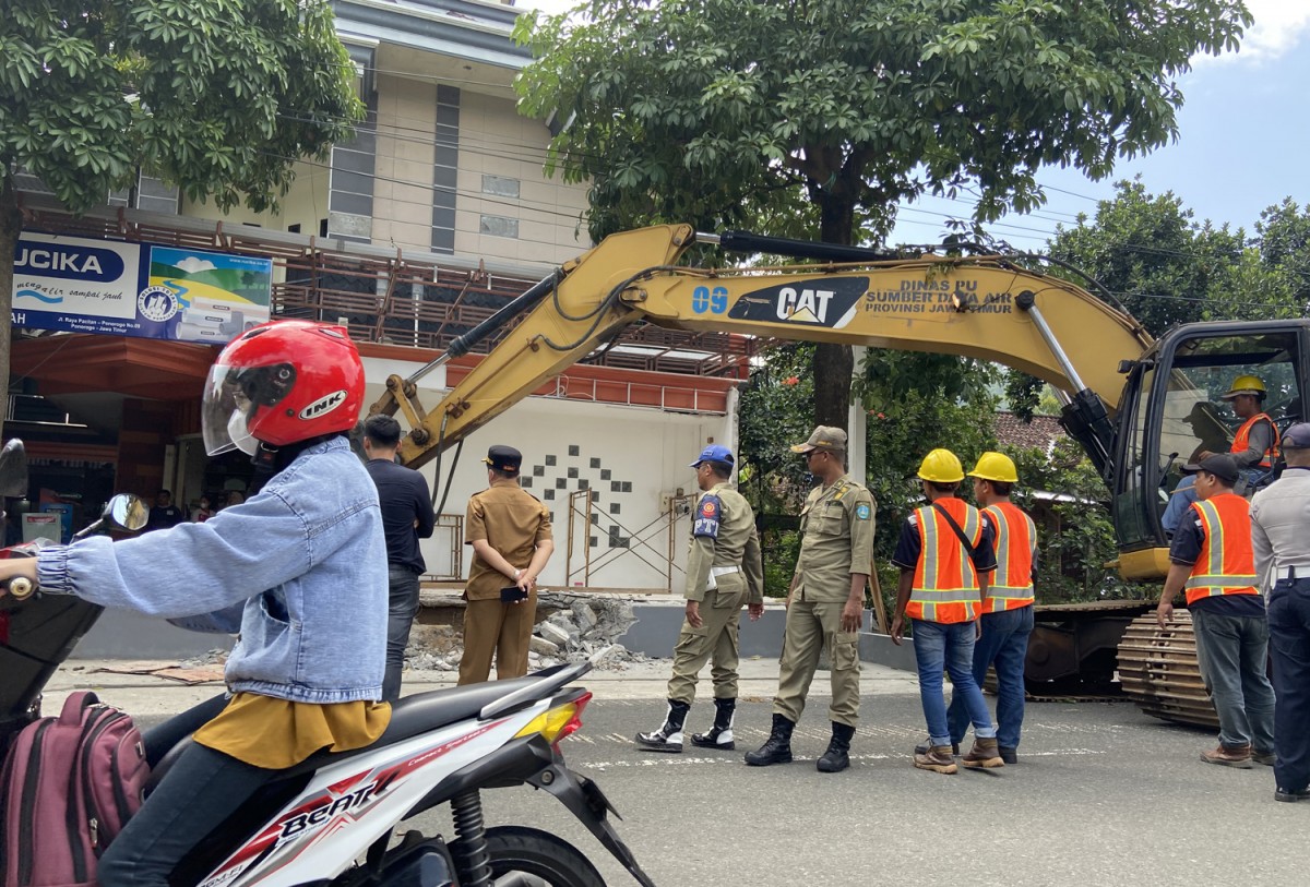 Pembongkaran bangunan liar di Kecamatan Slahung, Kabupaten Ponorogo (Foto: Ahmad Fauzani/jatimnow.com)