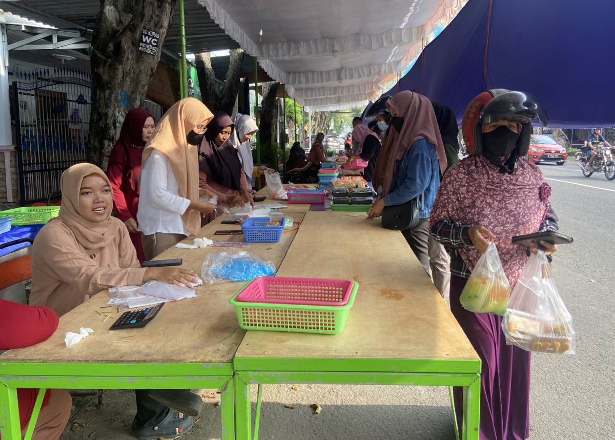 Warga Ponorogo berburu takjil di Jalan Soekarno Hatta, RT 02 RW 02 Kelurahan Banyudono, Kecamatan Ponorogo (Foto: Ahmad Fauzani/jatimnow.com)