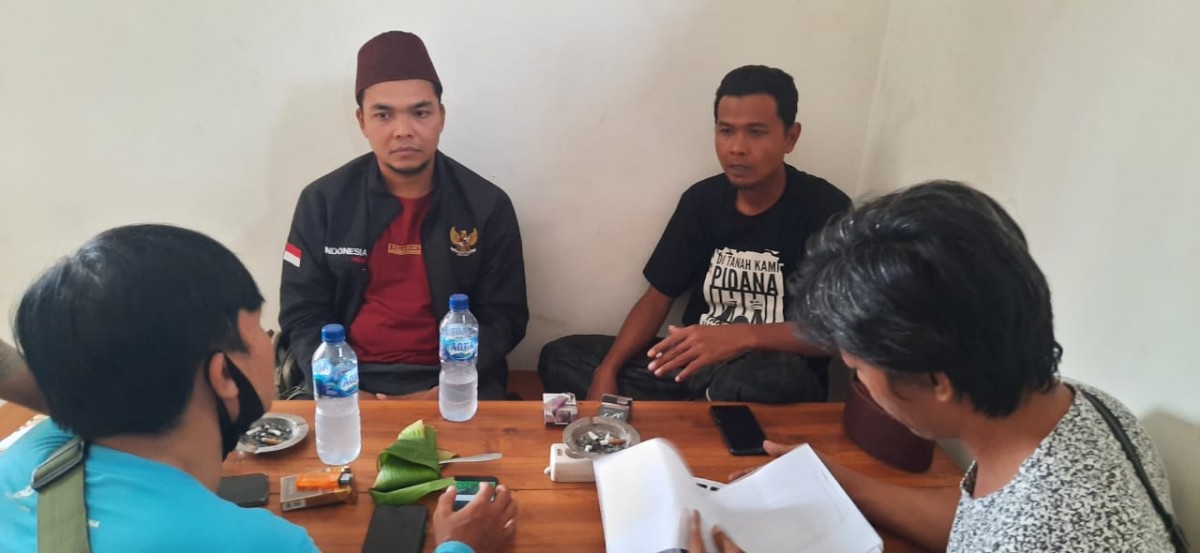 Warga Bojonegoro, Imron dan Isbandi saat memberikan keterangan kepada awak media. (Misbahul Munir/jatimnow.com)
