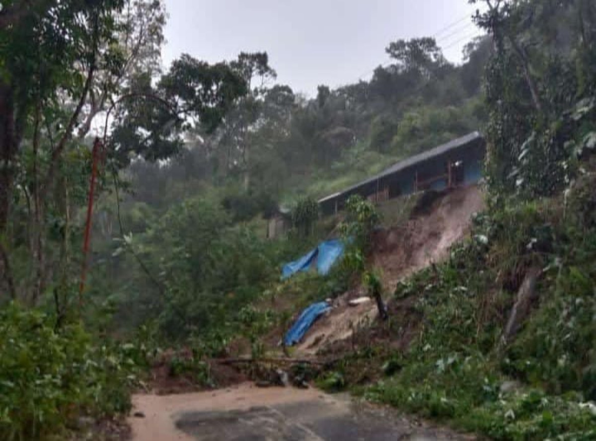 Jalur ke Telaga Ngebel Ponorogo tertutup longsor. (Foto-foto: BPBD Ponorogo)