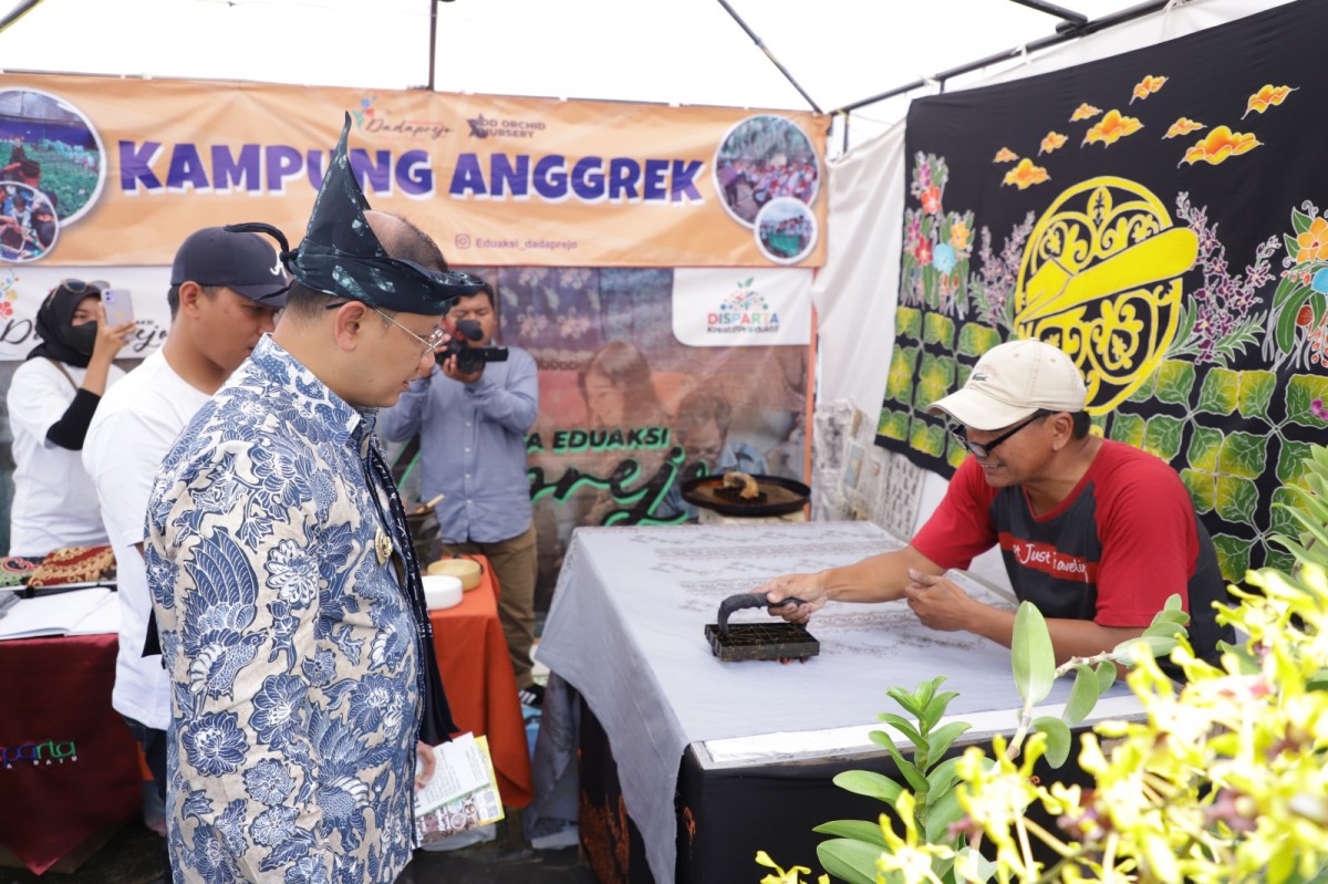 Pj Wali Kota Batu, Aries Agung Paewai melihat produk unggulan di masing-masing desa dalam kegiatan Jambore Wisata. (foto-foto: Diskominfo Kota Batu for jatimnow.com)