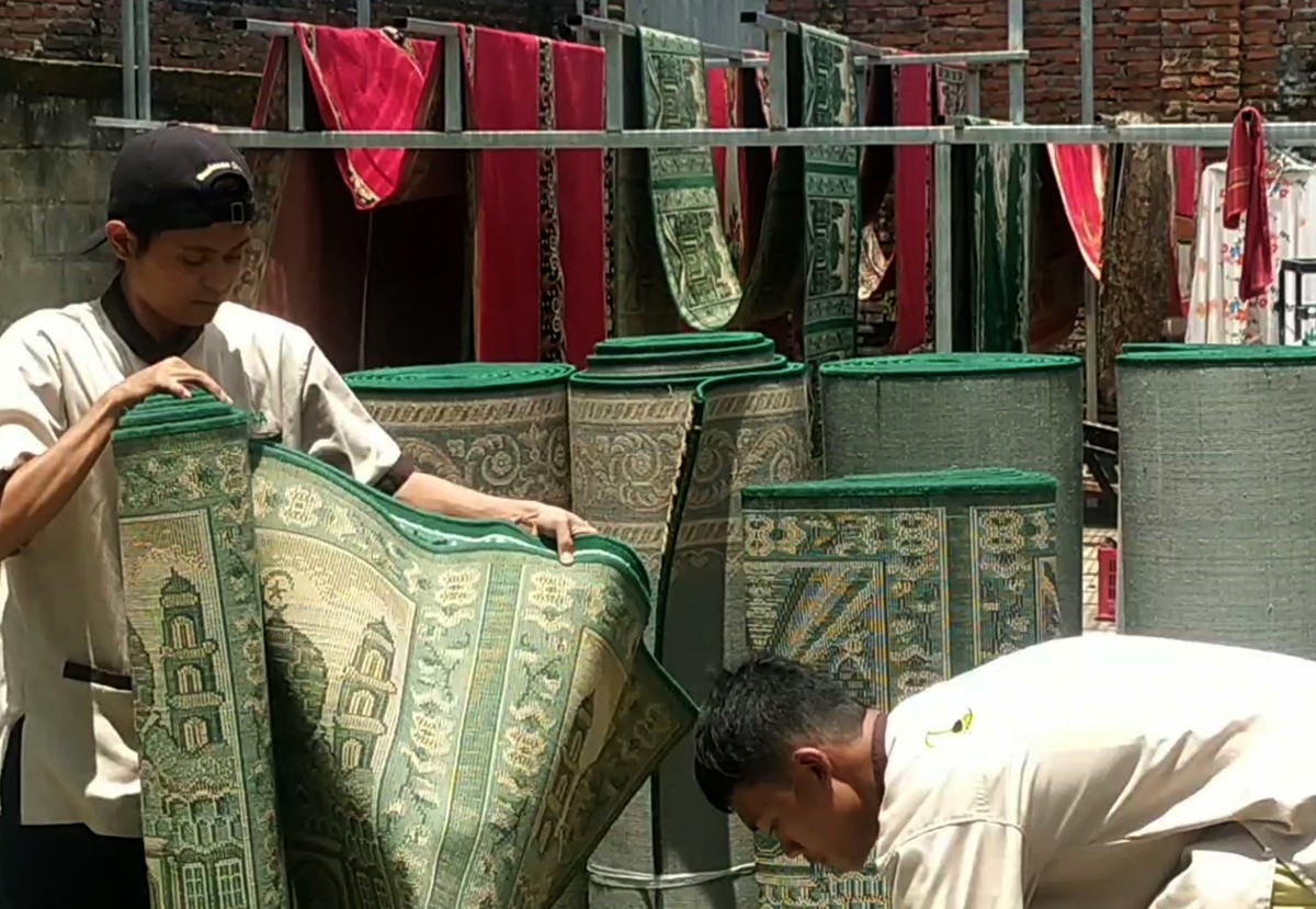 Proses pencucian karpet dan sajadah milik Edy Musyadad di Jombang. (foto: Elok Aprianto/jatimnow.com)