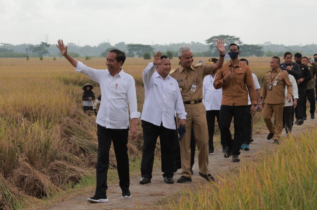Momen mesra Prabowo-Ganjar bersama Jokowi (Foto: Ricad for jatimnow.com)