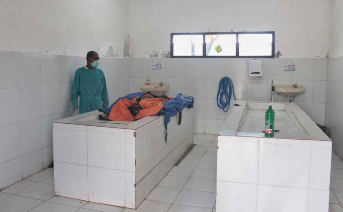 Proses pemeriksaan jasad Mr.X di ruang jenazah RSUD Genteng. (foto: Eko Purwanto/jatimnow.com)