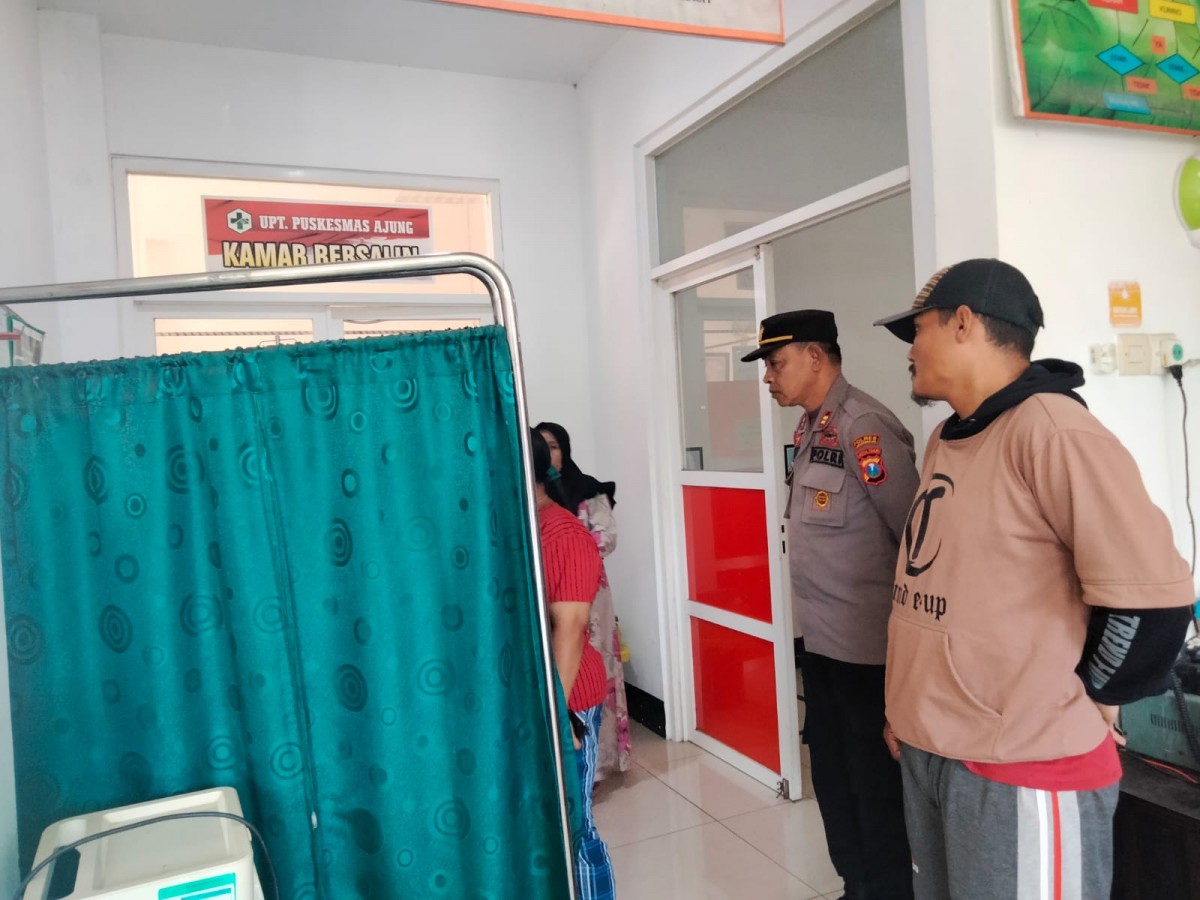 Kapolsek Ajung Iptu Agus Idham Khalid saat mengecek korban. (Ulum for jatimnow.com)