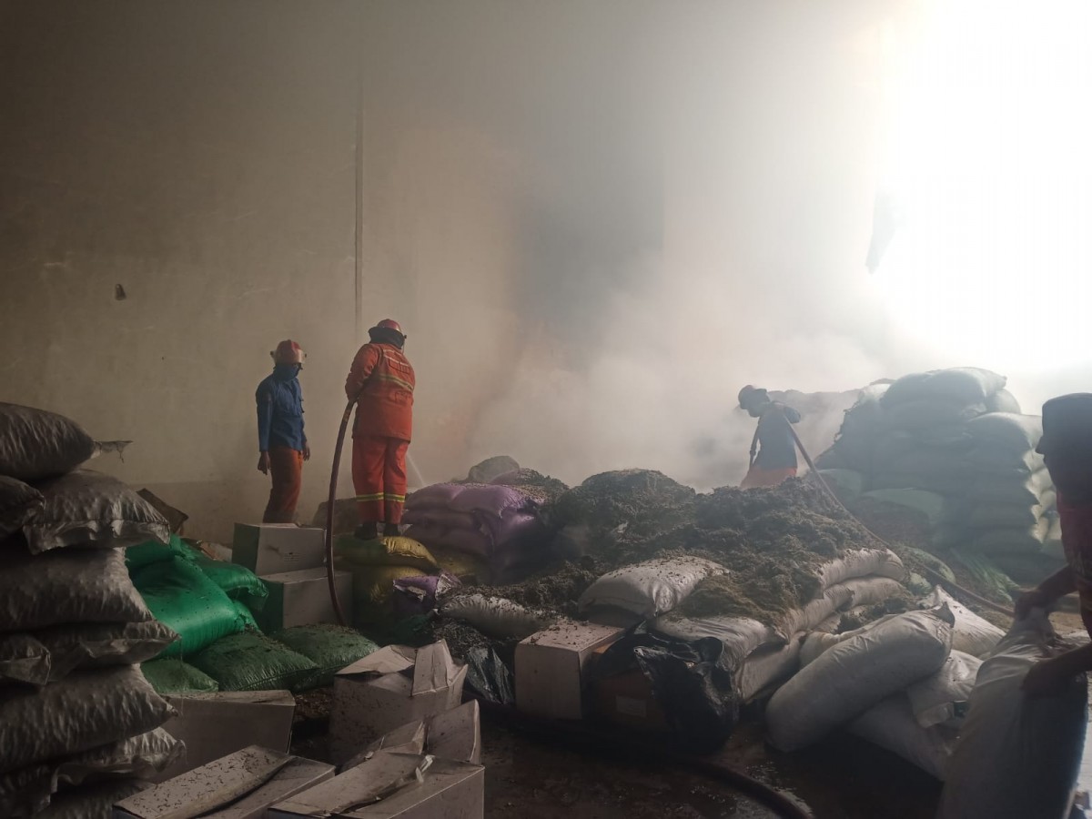 Petugas damkar saat pembasahan. (Achmad Supriyadi/jatimnow.com)