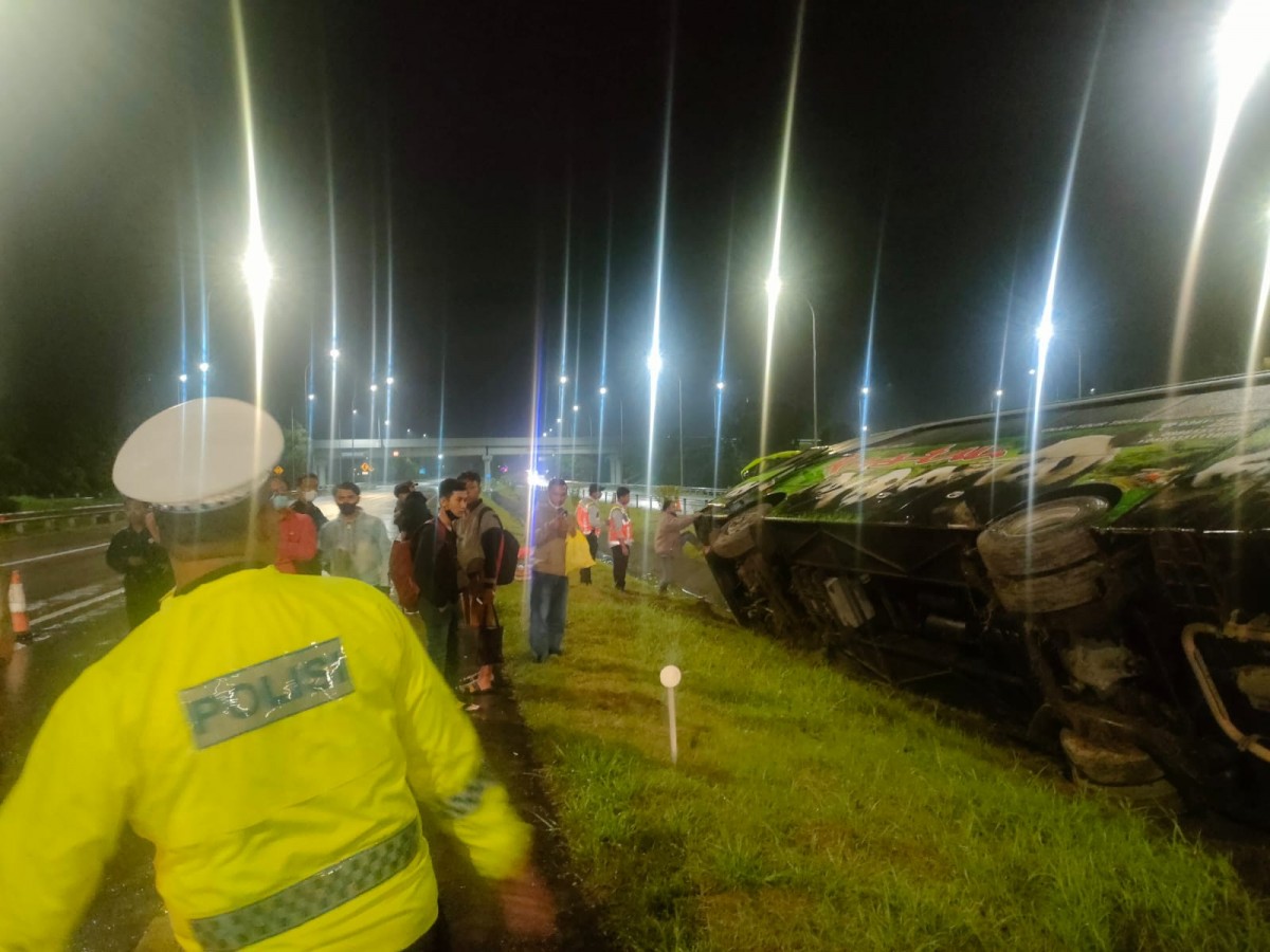 Bus Restu yang terguling di Tol Mojokerto Jombang. (Unit 3 PJR for jatimnow.com)