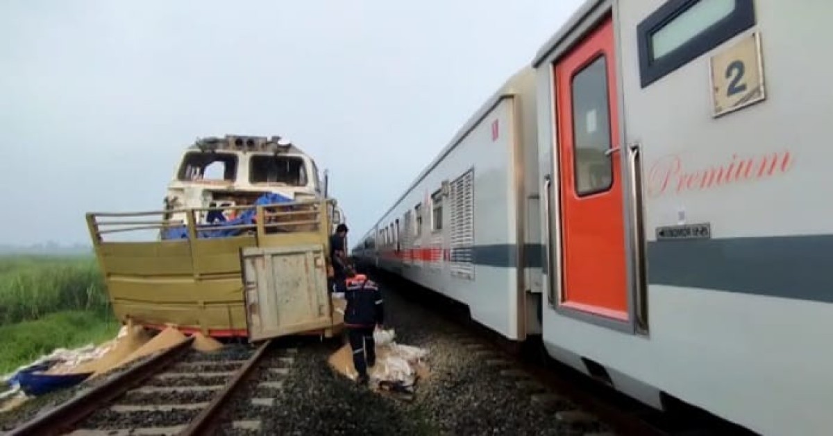 KA Turangga terhenti setelah mengalami kecelakaan dengan truk muatan pakan ternak di Jombang. (foto: Elok Aprianto/jatimnow.com)