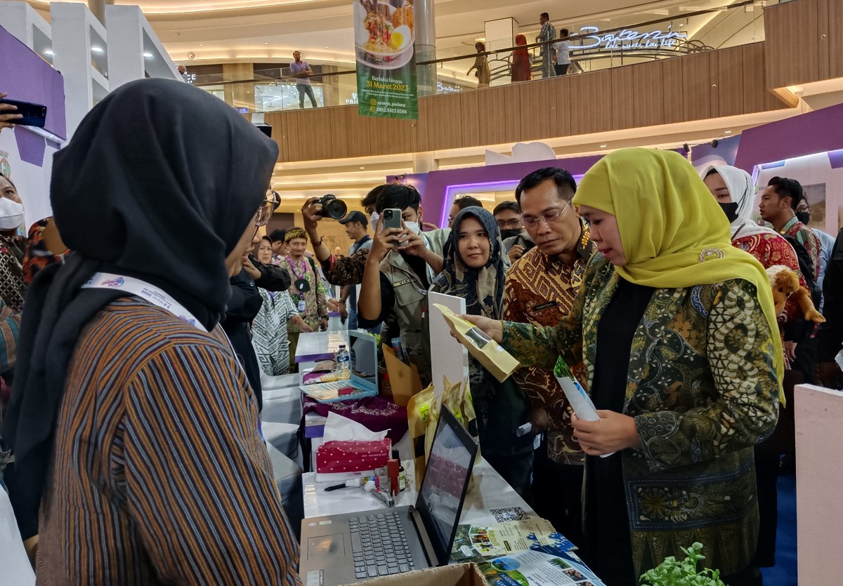 Gubernur Jatim Khofifah Indar Parawansa menyaksikan produk pada Bursa Pariwisata. (foto: Rama Indra Surya/jatimnow.com)