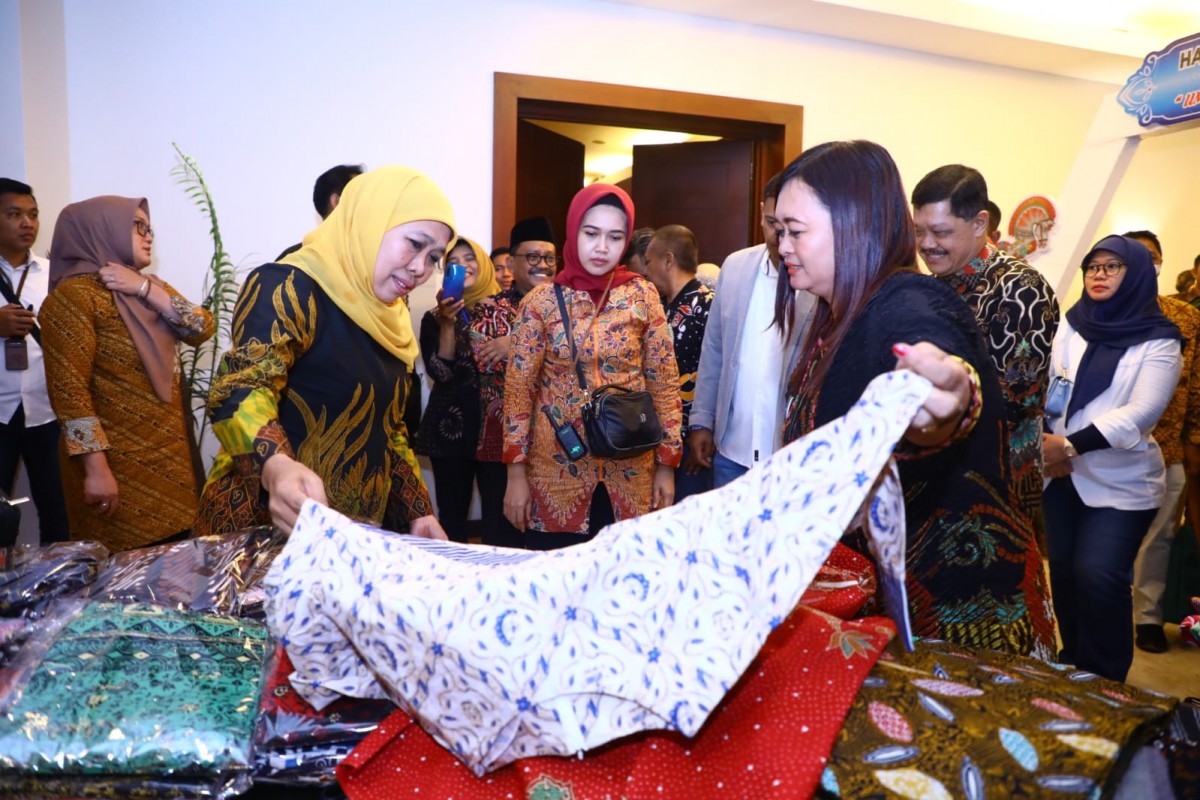 Gubernur Jatim, Khofifah Indar Parawansa saat hadir dalam peringatan HPN ke-77 tingkat Jawa Timur di Kediri. (foto : Humas Pemprov Jatim for jatimnow.com)