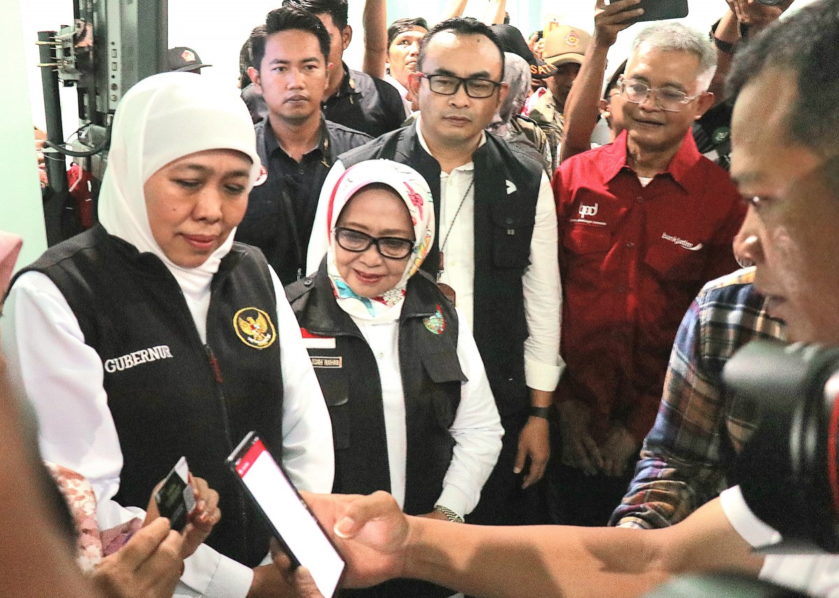 Khofifah Indar Parawansa di sela peluncuran Si Ratri di Pasar Perak Kabupaten Jombang. (foto: bankjatim for jatimnow.com)