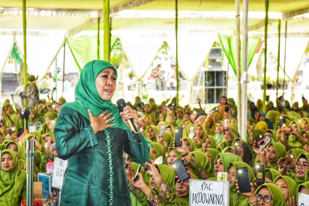 Khofifah Indar Parawansa memimpin lantunan selawat Jibril di sela pelantikan PC dan PAC Muslimat NU di Jombang. (foto: Humas Pemprov Jatim for jatimnow.com)